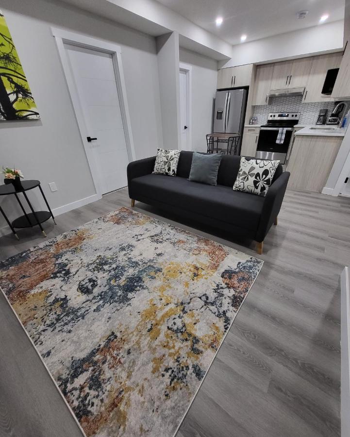 Luxury Suite In Calgary Nw 外观 照片