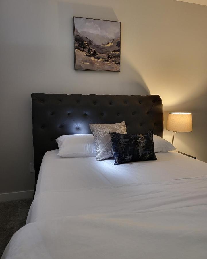 Luxury Suite In Calgary Nw 外观 照片