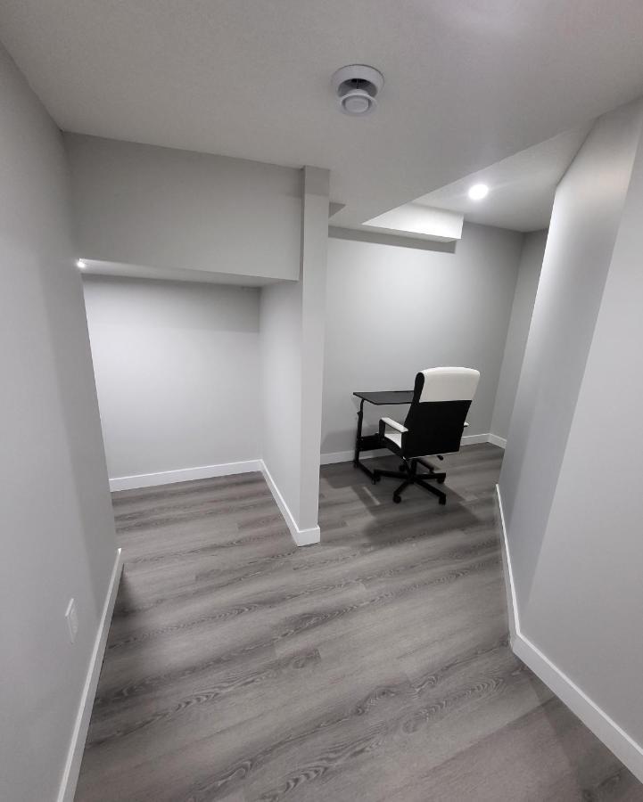Luxury Suite In Calgary Nw 外观 照片