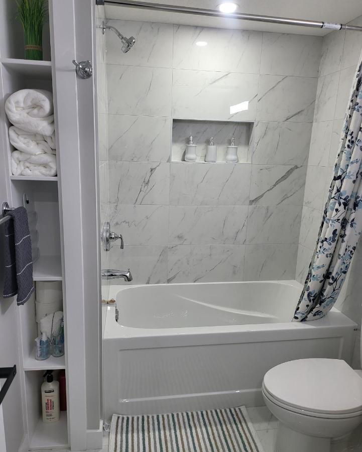 Luxury Suite In Calgary Nw 外观 照片