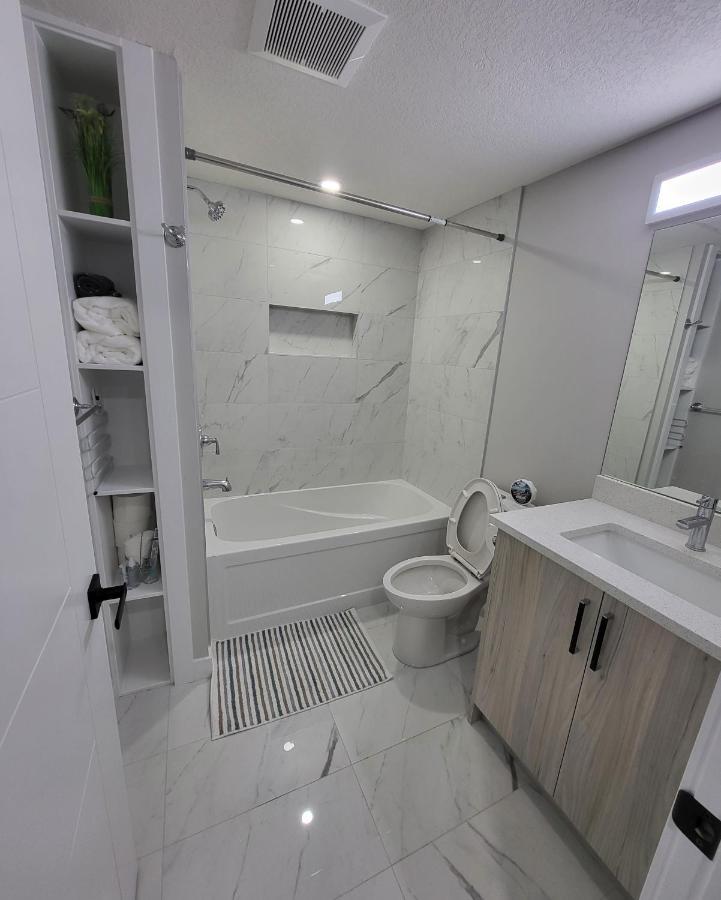 Luxury Suite In Calgary Nw 外观 照片