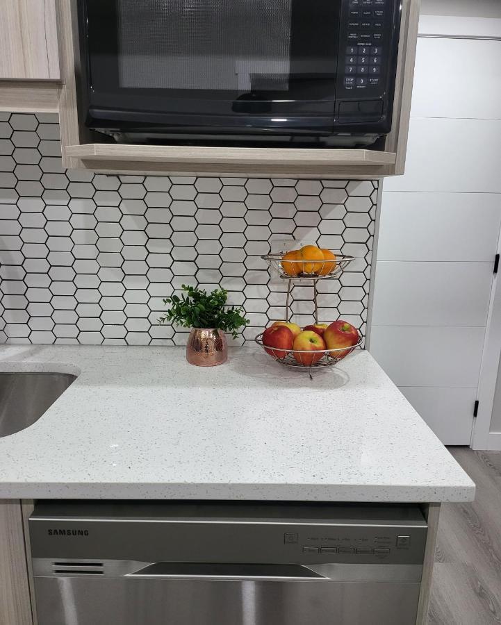 Luxury Suite In Calgary Nw 外观 照片