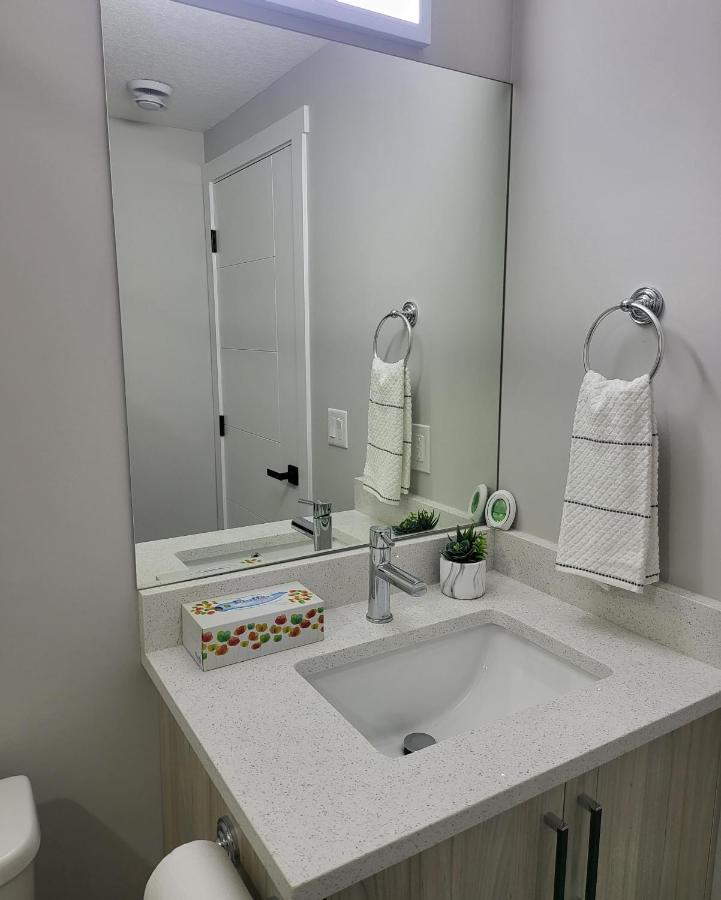Luxury Suite In Calgary Nw 外观 照片