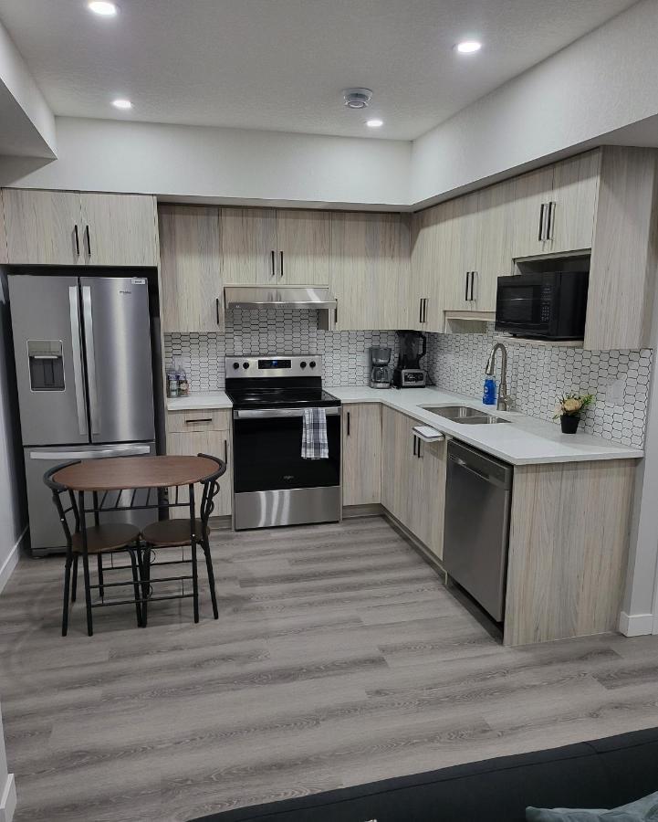 Luxury Suite In Calgary Nw 外观 照片
